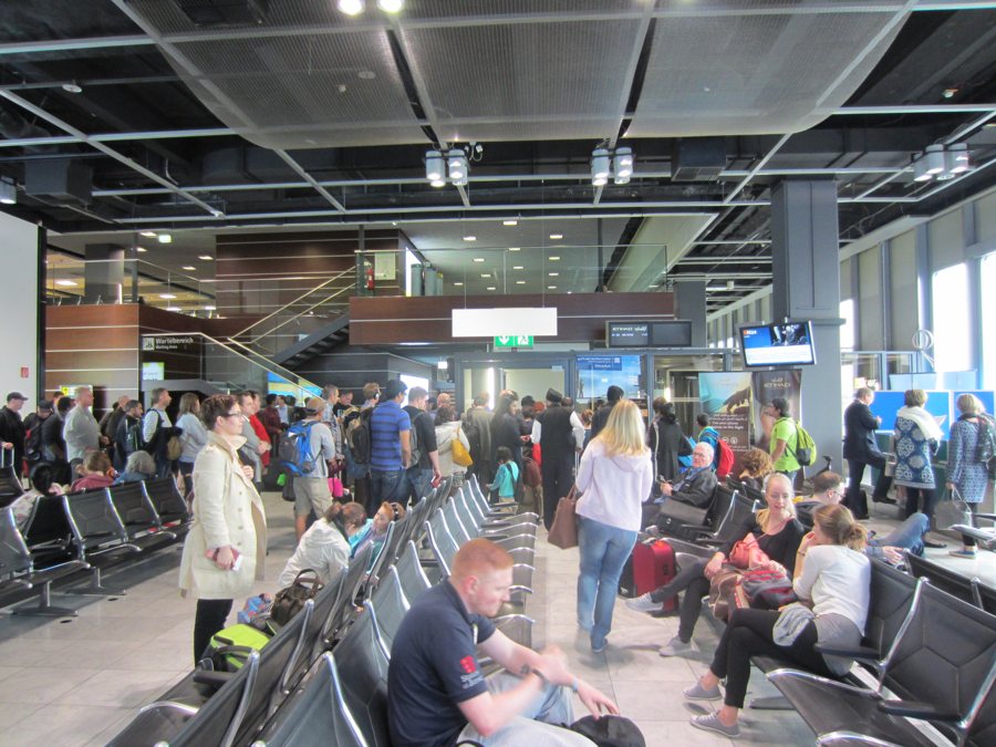 Passeggeri in attesa in un terminal aeroportuale affollato