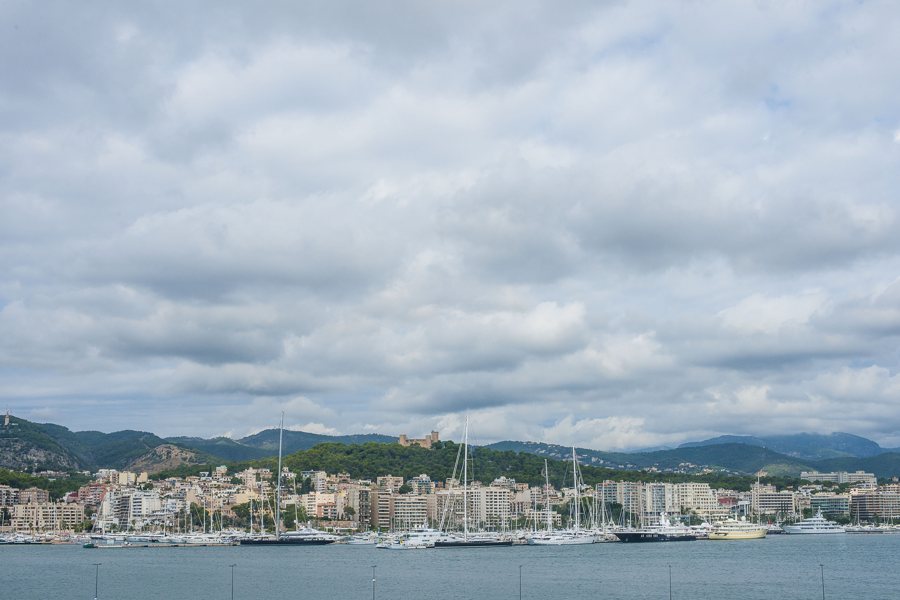 Yacht nel porto sulla costa di Maiorca