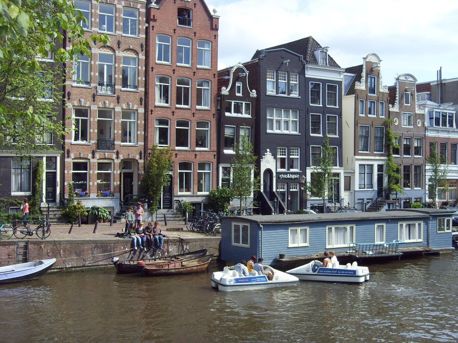 Casa galleggiante lungo un canale di Amsterdam