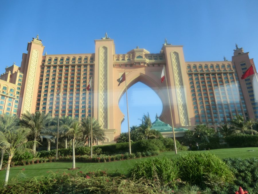 Hotel a Dubai con un grande arco e giardino di palme